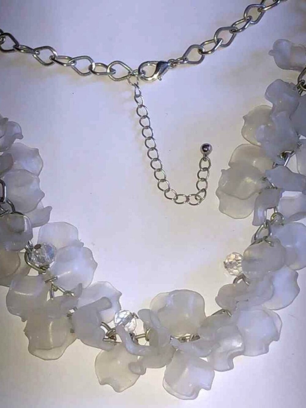 Frosted White Flower Statement Bib Necklace Silver‑Tone Boho Floral Choker